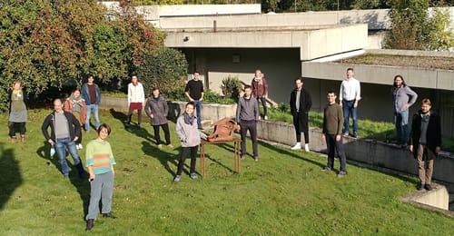 Gruppenbild des Bielefelder Workshops from Niche to Norm auf einer Wiese mit ausreichend Abstand