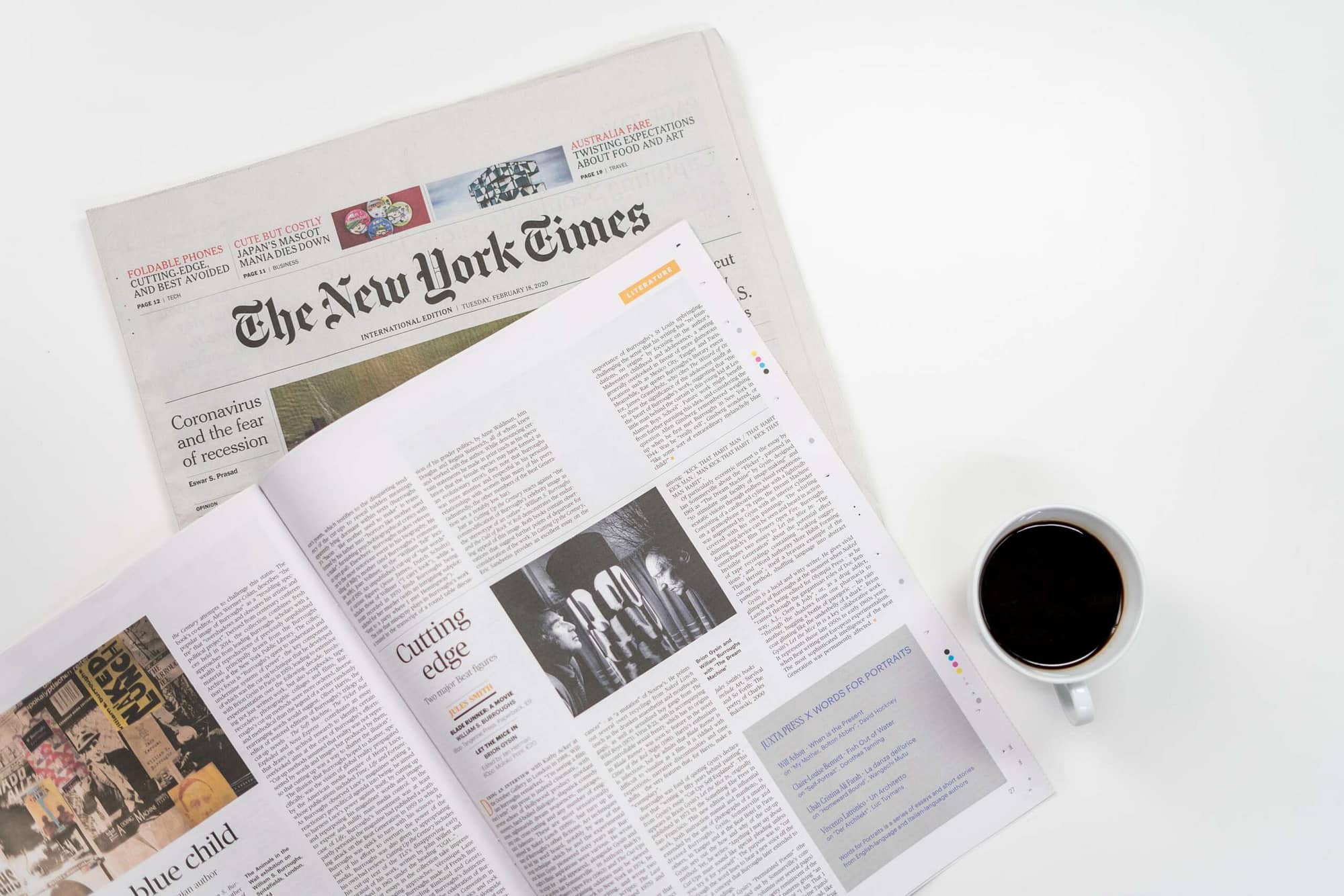 Geöffnetes Magazin der New York Times mit einer Tasse Kaffee