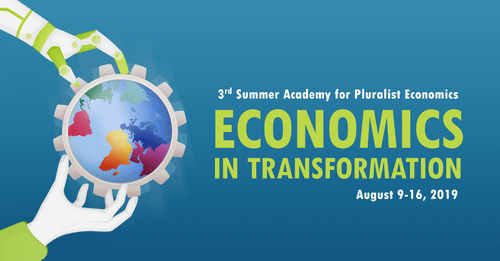 Flyer der dritten Sommerakademie für Plurale Ökonomik mit dem Titel "Economics in Transformaion", das eine menschliche und eine robotische Hand zeigt, die an ein Zahnrad greifen in dem ein Globus abgebildet ist.