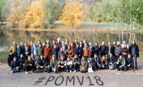 Gruppenbild der Mitgliederversammlung des Netzwerks Plurale Ökonomik vor Fluss und herbstlichen Bäumen.