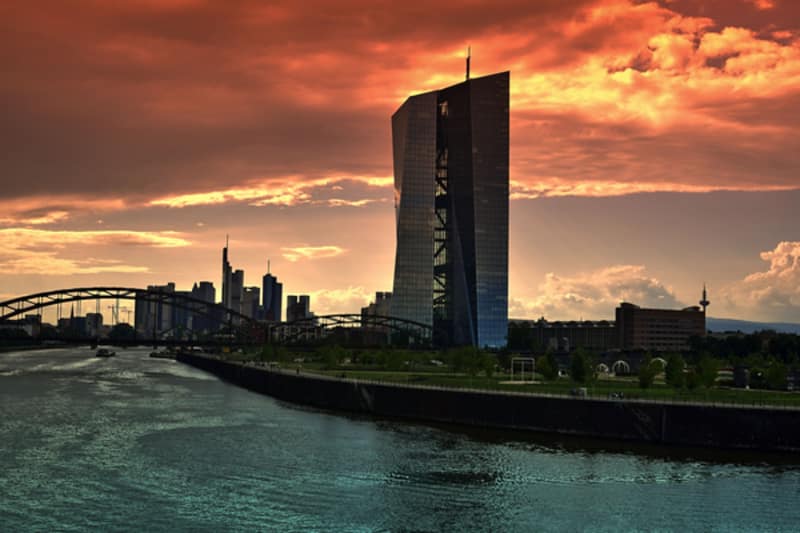 Ansicht der Europäischen Zentralbank in Frankfurt vor dem Main unter geröteten Wolken
