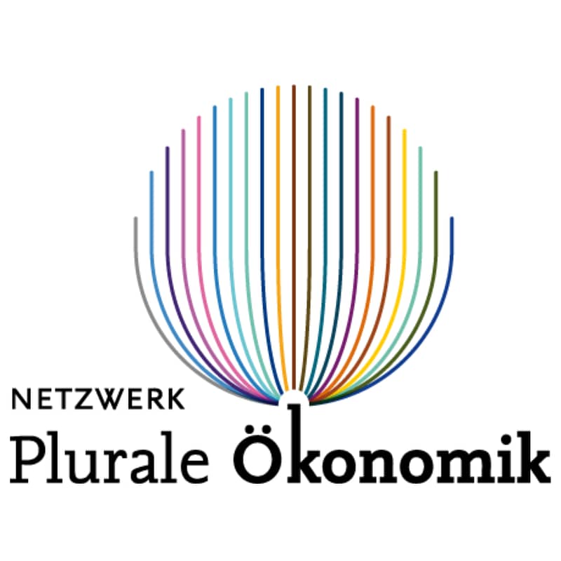Logo des Netzwerks plurale Ökonomik. Eine Kugel aus bunten Streifen geht aus dem Schriftzug hervor.